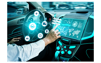 車載向けDC/DC電源ICを搭載したインフォテインメントシステムを操作する様子
