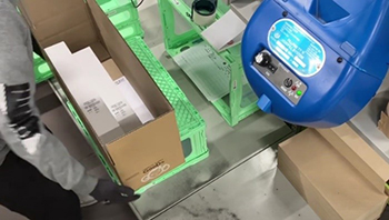 長尺製品をFillPak緩衝材で均等に固定した梱包例