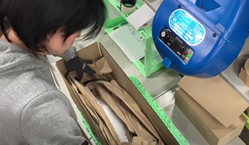 箱の上部の隙間にも緩衝材を詰めて長尺製品を固定する梱包作業工程②