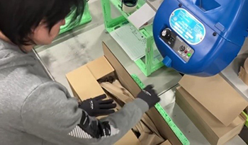 緩衝材による固定完了後、箱を封かんして梱包を完成させる作業工程③