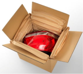 箱の内側をWrapPak Protectorでライニングし赤い製品を保護