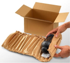 WrapPak Protectorで製品を包むラッピング梱包